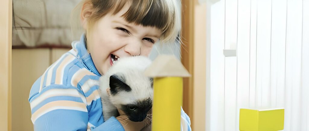 bambina che gioca con il gatto